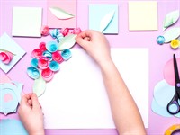 shutterstock_1910470150_making postcard_veido kartiņu.jpg