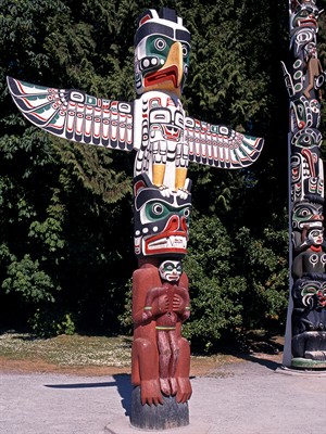 shutterstock_1044925132_ Colourful Totem_Krāsains totēms.jpg