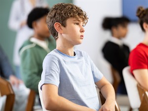 shutterstock_2763529667_boy listening a lecture_zēns klausās lekciju.jpg