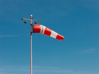 shutterstock_2621896849_Windsock_Vējrādis.jpg