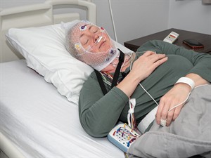 shutterstock_2286170659_examining polysomnography in sleep lab_polisomnogrāfijas izmeklēšana miega laboratorijā.jpg
