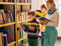 Shutterstock_1945566304_kids in library_bērni bibliotēkā.jpg