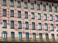 shutterstock_1483877678_building with flowers design_ēka ar ziedu rakstu.jpg