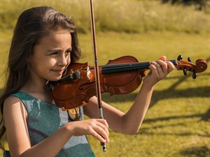 shutterstock_2561607887_Little girl learns to play violin_Meitene spēlē vijoli.jpg