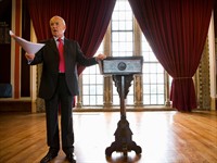 shutterstock_1277229277_Businessman giving speech_Biznesmenis saka runu.jpg