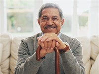 shutterstock_2512972355_elder_vecs vīrietis.jpg