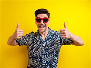 shutterstock_2374846521_positive man_pozitīvs vīrietis.jpg