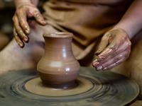 Shutterstock_1916220478_pottery wheel_podnieka ritenis.jpg