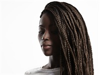 shutterstock_333668249_woman with braids_sieviete ar bizītēm.jpg
