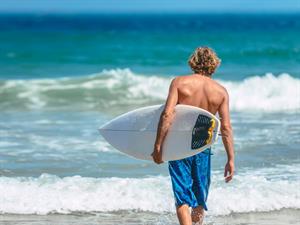 Shutterstock_288547391_going to surf_taisās sērfot.jpg