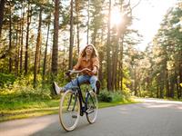 shutterstock_2603107223_girl on bicycle_meitene uz velosipēda.jpg