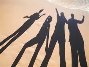shutterstock_2092097413_Shadows of family_ģimenes ēna.jpg