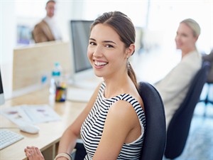 shutterstock_2495352903_woman in office_sieviete ofisā.jpg