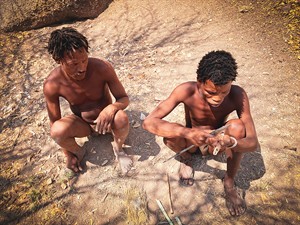 Jjay69 Shutterstock_tribe people making arrows_dabas cilvēki veido bultas.jpg
