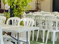 Shutterstock_1429576709_ plastic chairs_plastmasas krēsli.jpg