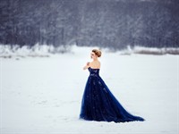 shutterstock_1582340416_woman in dress in snowy park_sieviete kleitā sniegotā parkā.jpg