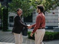 shutterstock_2650404287_friendly handshake_draudzīgs rokasspiediens.jpg