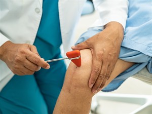 shutterstock_2458371919_doctor checking knee reflex_Ārsts pārbauda ceļgala refleksu.jpg