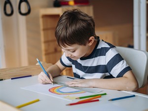 shutterstock_1926880022_Kid drawing_Bērns zīmē.jpg