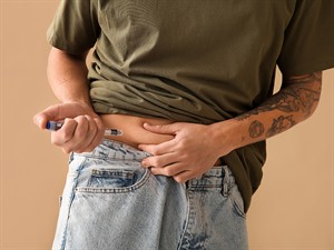 shutterstock_2483974359_Diabetic man using lancet pen_Diabēta slimnieks izmanto lancetes ierīci.jpg