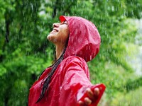 shutterstock_557536561_woman under rain_sieviete zem lietus.jpg