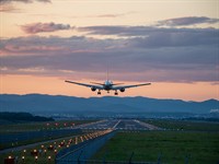 shutterstock_2490321765_Jet plane_Lidmašīna.jpg