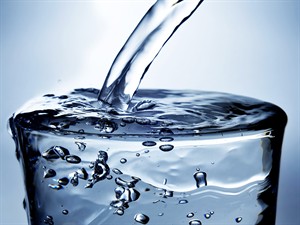 shutterstock_151674215_pouring water in glass_lej ūdeni glāzē.jpg