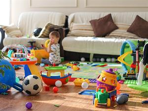 shutterstock_2124981176_kid with toys_bērns ar spēļmantām.jpg