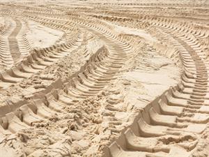 Shutterstock_449257210_traces on sand_pēdas uz smiltīm.jpg