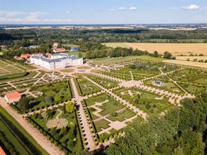 Shutterstock_2339399173_Rundale Castle_Rundāles pils.jpg