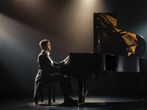 Shutterstock_2551234067_playing piano_spēlē klavieres.jpg