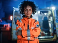 shutterstock_2230643037_Female Paramedic Specialist_Ātrās palīdzības darbiniece.jpg