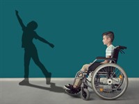 shutterstock_2000459333_Boy in wheelchair dreaming about ability to walk_Bērns ar invaliditāti sapņo par iespēju staigāt.jpg