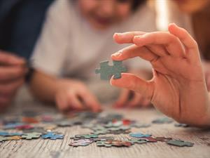 shutterstock_609100664_doing puzzle_puzles likšana.jpg