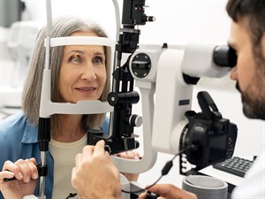 shutterstock_2561937625_Ophthalmologist_Oftalmologs.jpg