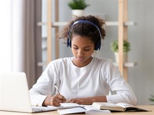 Shutterstock_1653226624_girl study_meitene mācās.jpg