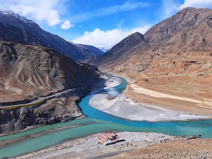 shutterstock_1385016437_Indus river in India_Indas upe Indijā.jpg