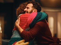 shutterstock_2117549252_couple hugging_pāris apskaujās.jpg