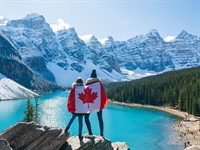 shutterstock_2398636349_Tourists with Canadian flag_Tūristi ar Kanādas karogu.jpg