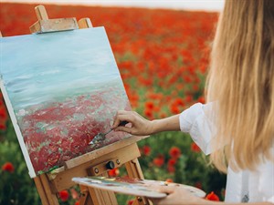 shutterstock_2615041753_artist painting_māksliniece glezno.jpg