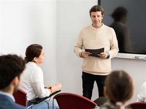 shutterstock_2531421897_male teacher_skolotājs.jpg