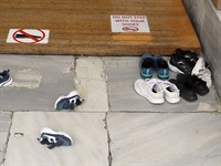 steve estvanik Shutterstock_shoes are left outside the building_apavi atstāti ēkas ārpusē.jpg